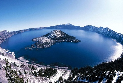 Vườn quốc gia Hồ Crater, Hoa Kỳ: là một vườn quốc gia Hoa Kỳ nằm ở phía Nam tiểu bang Oregon. Hồ Crater có độ sâu 1.943 feet (592 mét) tại điểm sâu nhất, khiến nó trở thành hồ sâu nhất tại Hoa Kỳ, sâu thứ hai ở Bắc Mỹ và thứ chín trên thế giới.